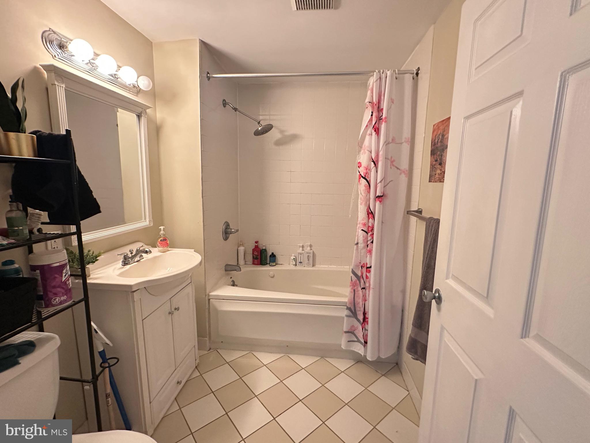 1010 Arch Street, Unit 603 Philadelphia, PA 19107 - Photo 4 of 7