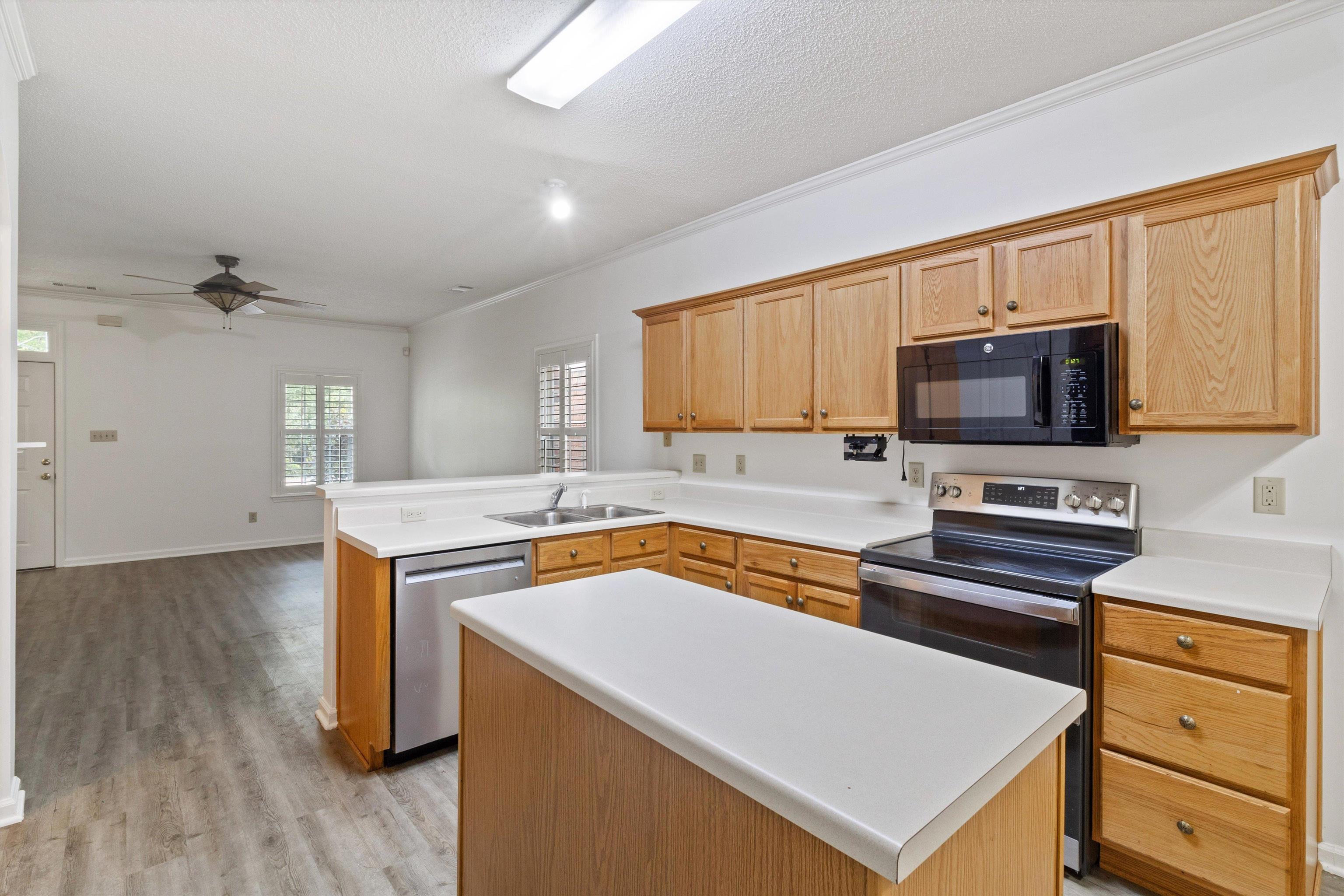 1262 South Collierville Arlington Road Collierville, TN 38017 - Photo 8 of 26 a kitchen with a stove a sink and a microwave