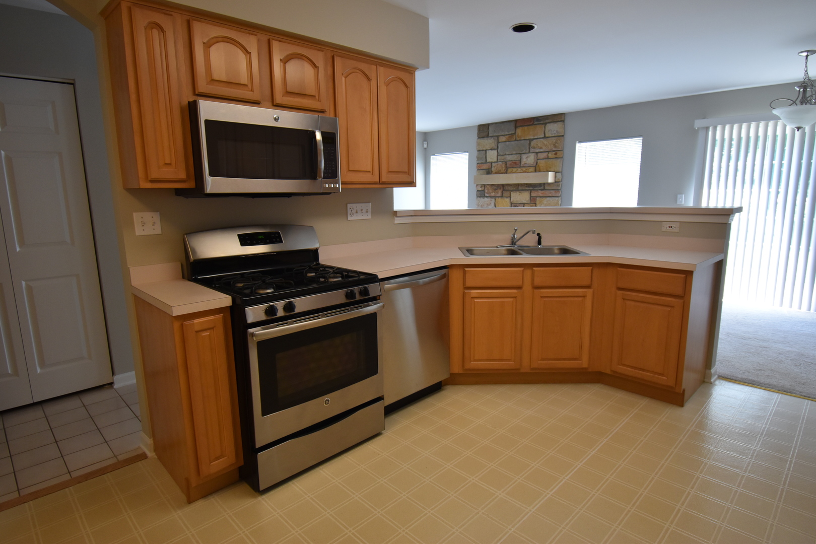 846 Old Checker Road Buffalo Grove, IL 60089 - Photo 2 of 21