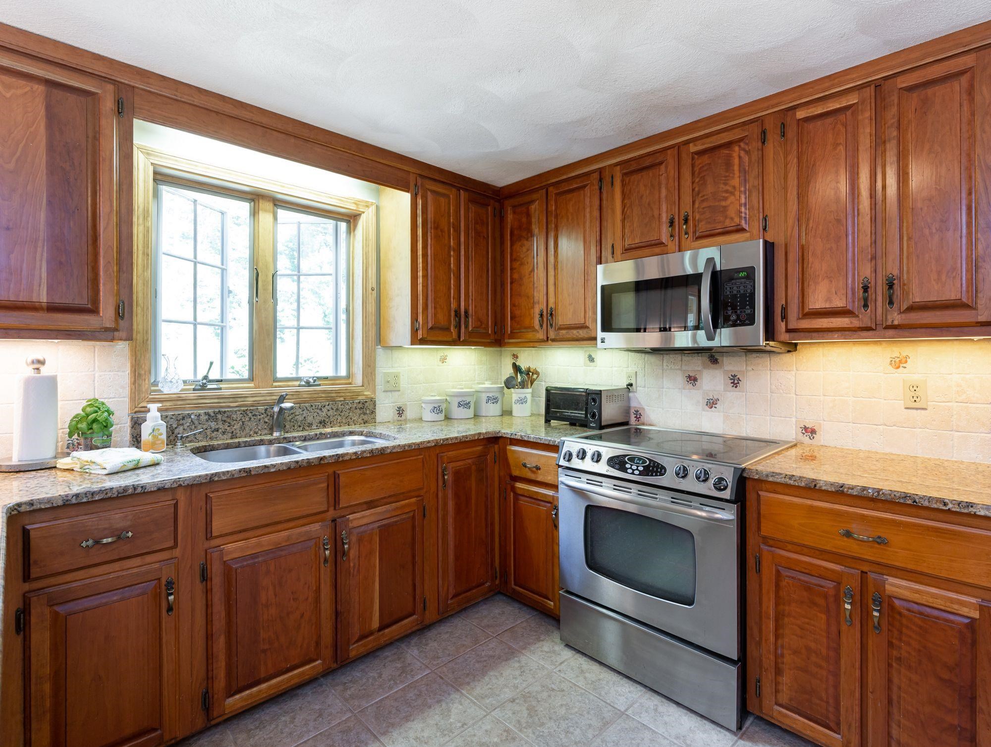 138 Kendall Pond Road Windham, NH 03087 - Photo 3 of 37