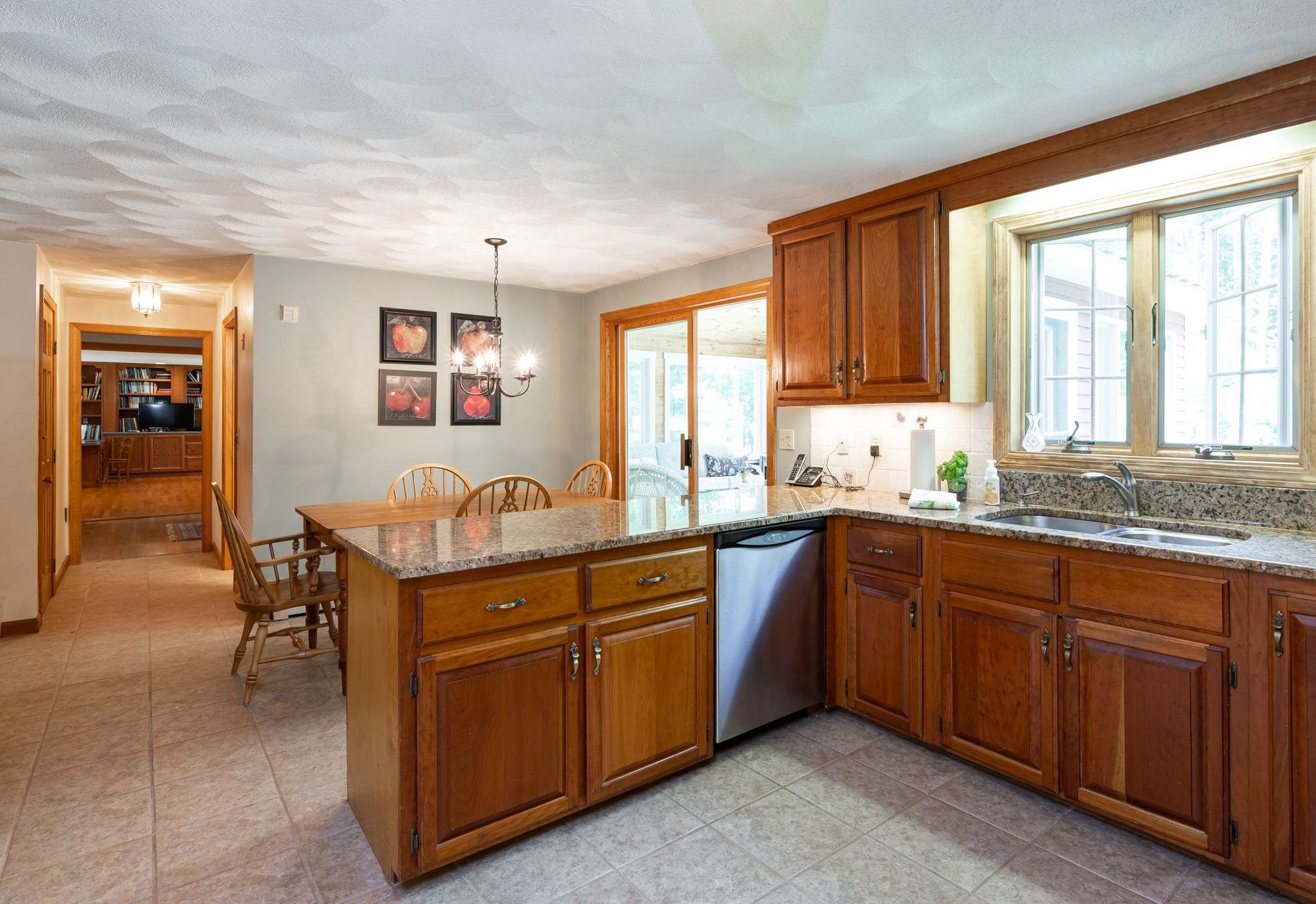 138 Kendall Pond Road Windham, NH 03087 - Photo 4 of 37