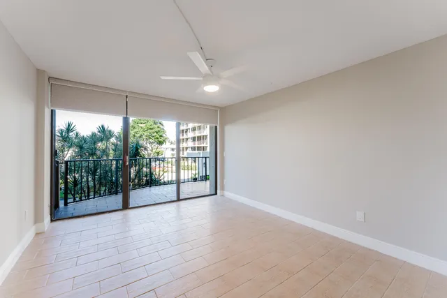 a view of entryway with yard