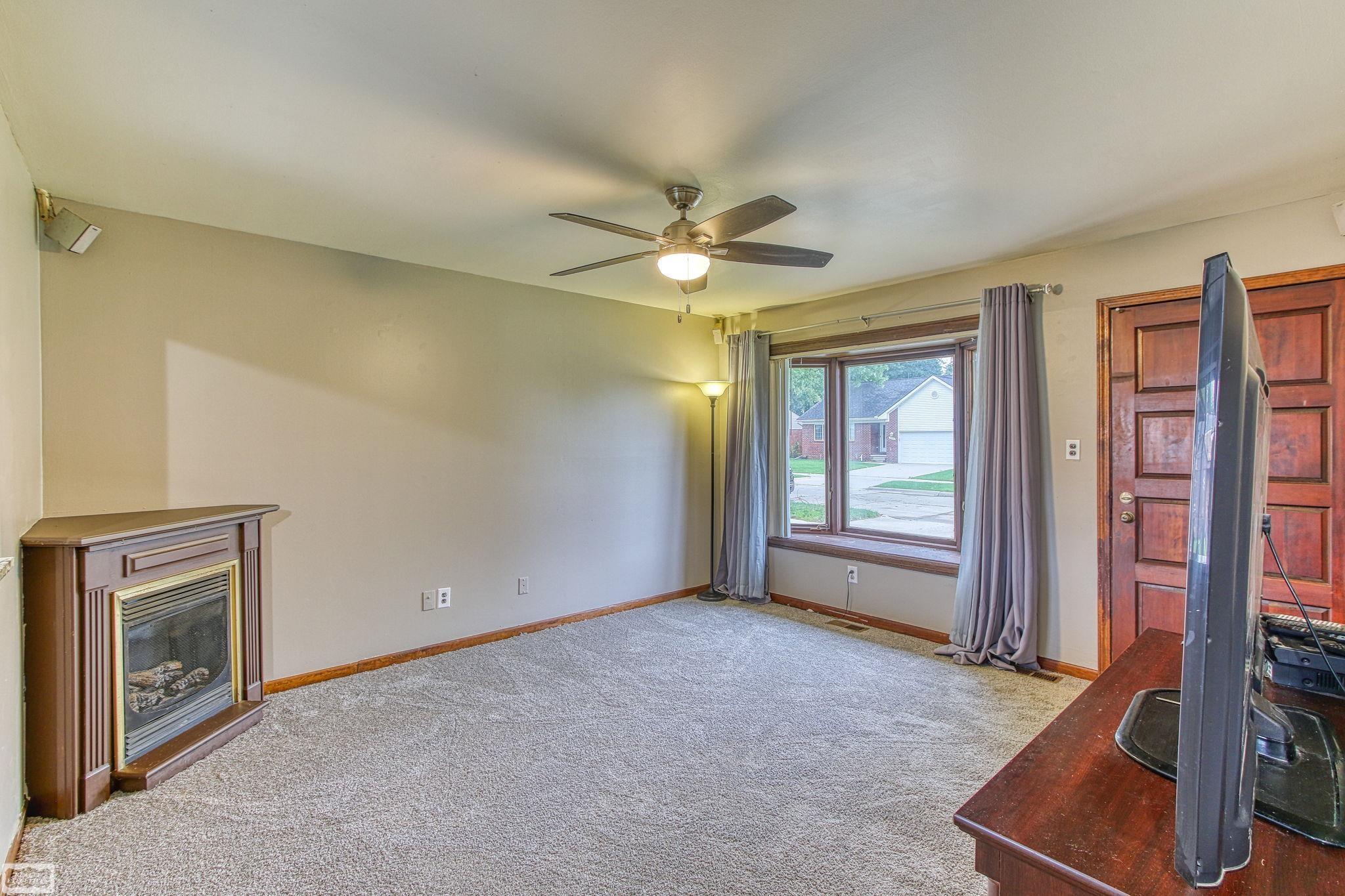 18527 Bittersweet Road Fraser, MI 48026 - Photo 9 of 46