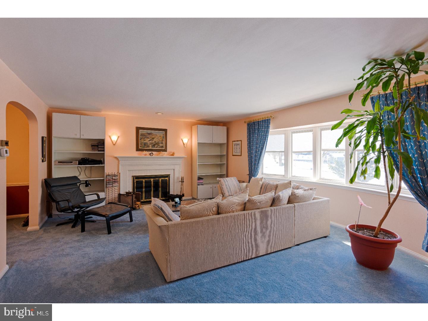 2752 South Kent Road Broomall, PA 19008 - Photo 5 of 25 Living Room