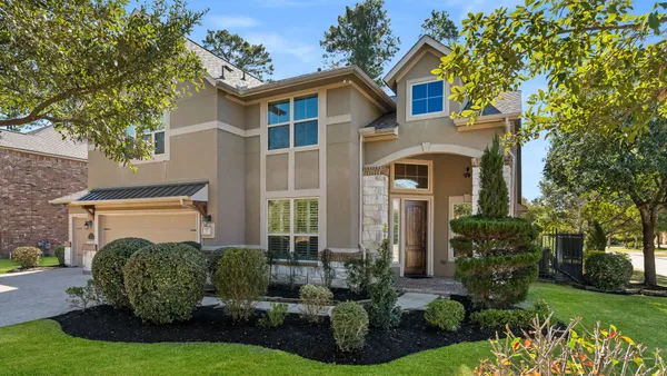 $749,000 | 10 Waterfall Way, The Woodlands, TX 77375