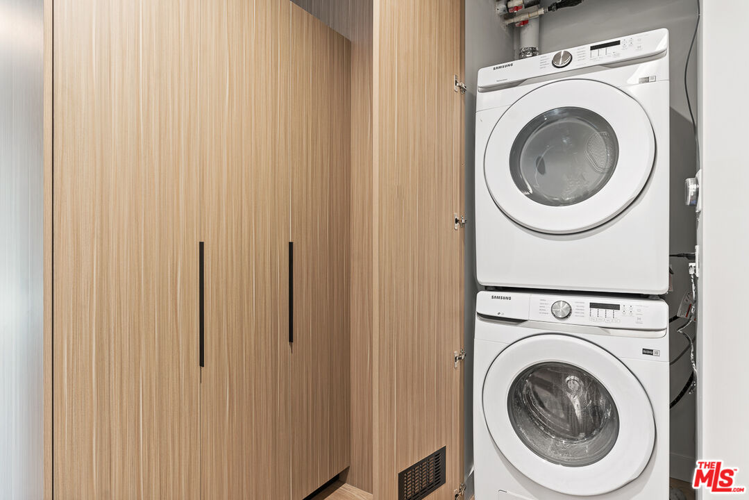 3667 Keystone Avenue, Unit 526 Los Angeles, CA 90034 - Photo 11 of 30 a utility room with dryer and washer