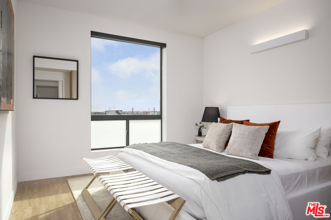 3667 Keystone Avenue, Unit 526 Los Angeles, CA 90034 - Photo 6 of 30 a bedroom with a large bed and a window