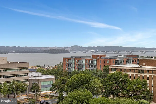 $340,000 | 801 North Pitt Street, Unit 1006, Alexandria, VA 22314