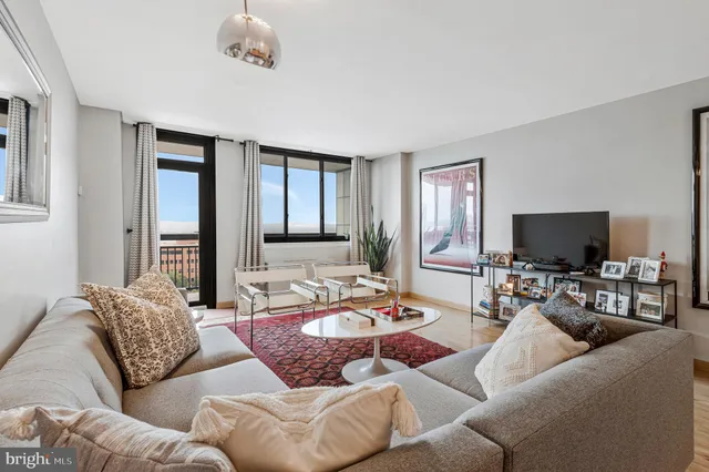 $340,000 | 801 North Pitt Street, Unit 1006, Alexandria, VA 22314