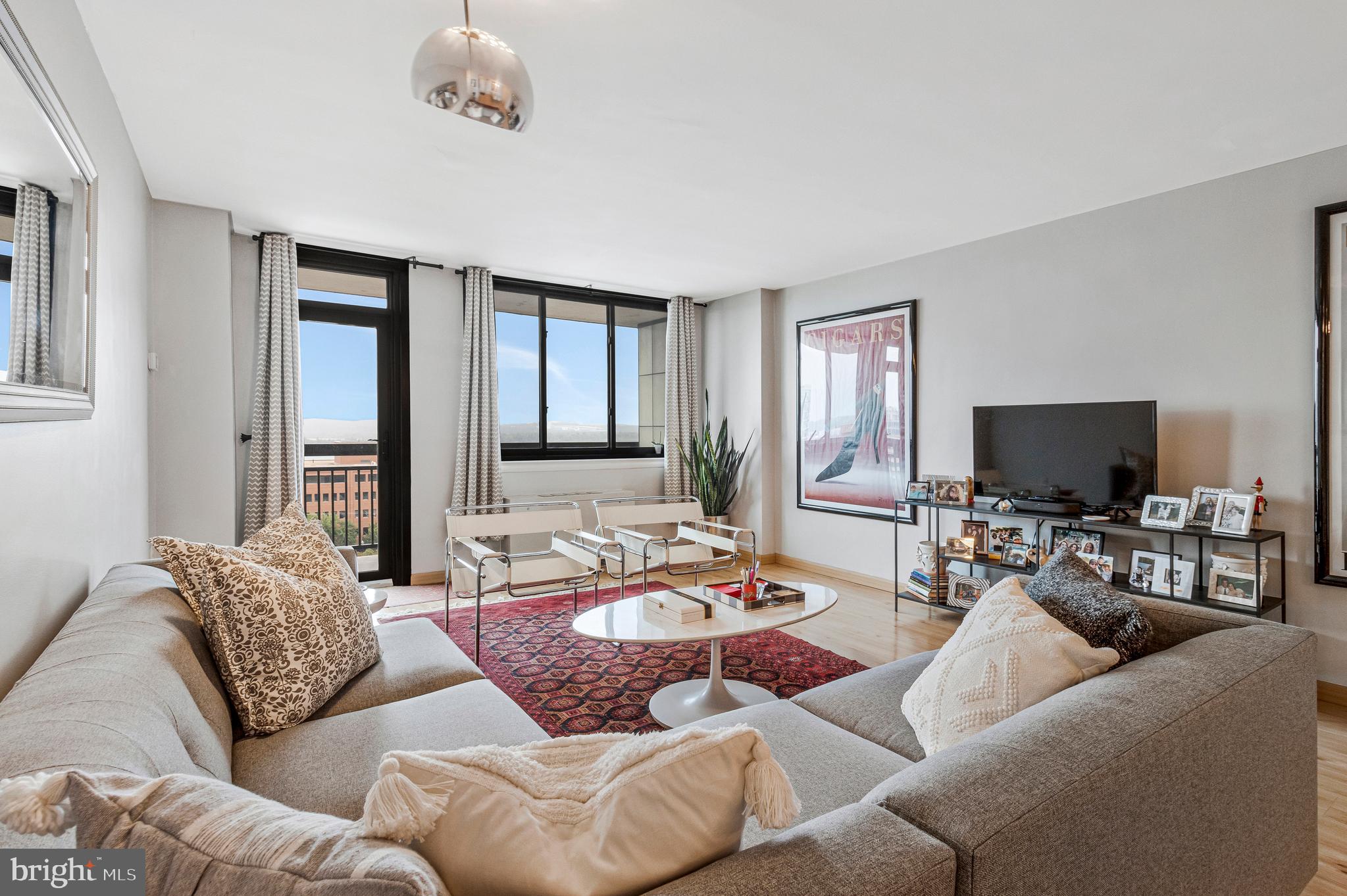 801 North Pitt Street, Unit 1006 Alexandria, VA 22314 - Photo 4 of 30 Light-filled living room