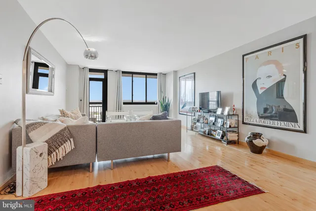 $340,000 | 801 North Pitt Street, Unit 1006, Alexandria, VA 22314