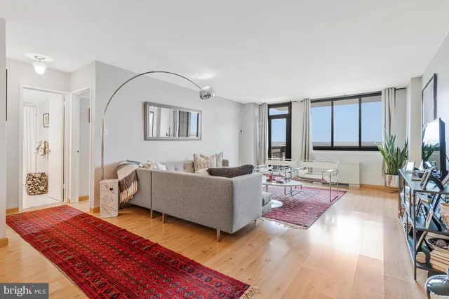 $340,000 | 801 North Pitt Street, Unit 1006, Alexandria, VA 22314