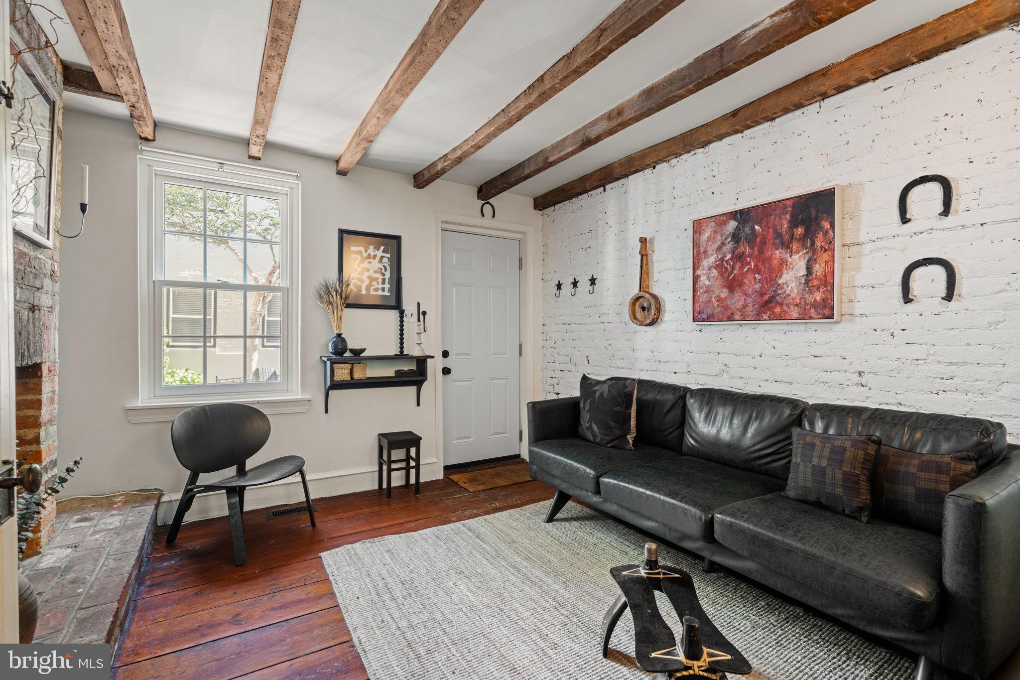 142 Carpenter Street Philadelphia, PA 19147 - Photo 5 of 49 a living room with furniture and a window