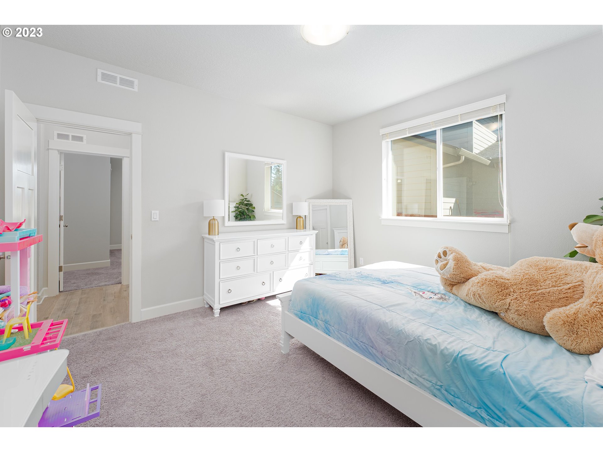 4747 South 18th Drive Ridgefield, WA 98642 - Photo 29 of 39 a bedroom with a bed and a window