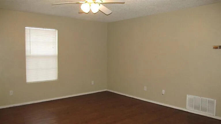 914 82nd Street, Unit B Lubbock, TX 79423 - Photo 4 of 8 an empty room with a window