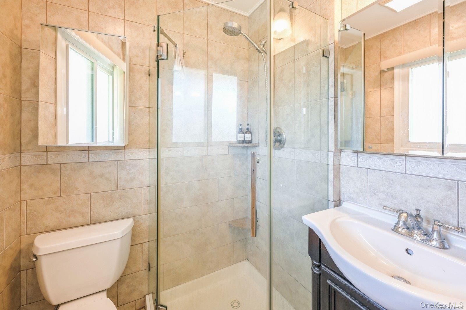 41 Eaton Road Syosset, NY 11791 - Photo 19 of 29