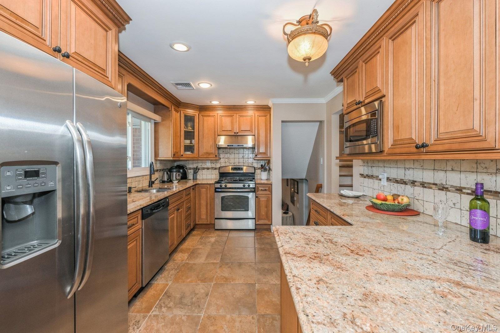 41 Eaton Road Syosset, NY 11791 - Photo 6 of 29