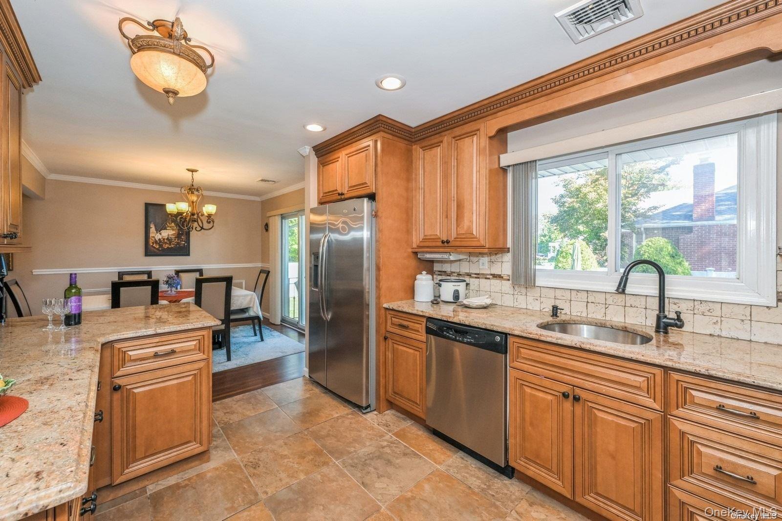 41 Eaton Road Syosset, NY 11791 - Photo 7 of 29