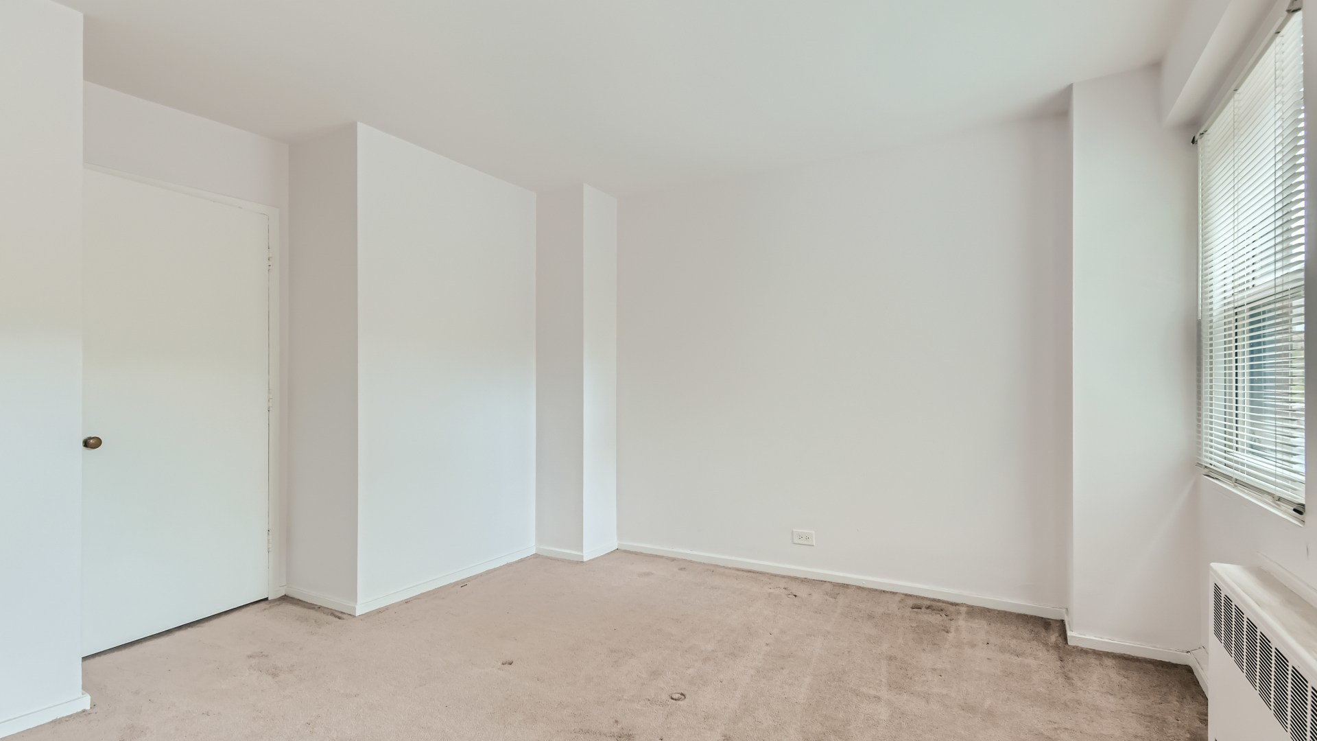 2909 North Sheridan Road, Unit 206 Chicago, IL 60657 - Photo 8 of 13 a view of an empty room and a window