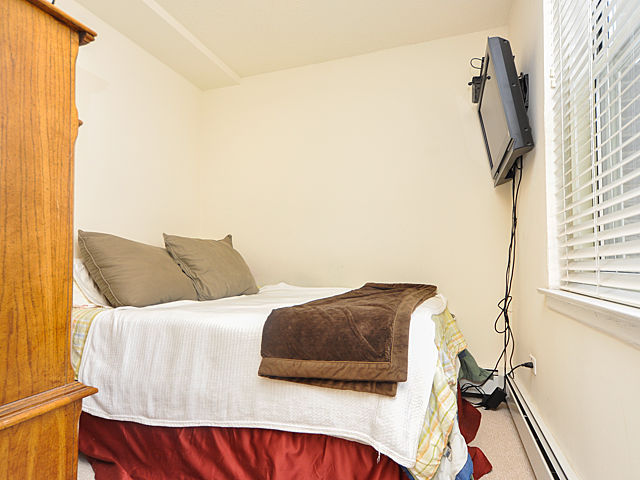 3033 North Sheridan Road, Unit 708 Chicago, IL 60657 - Photo 7 of 8 a bedroom with a bed and a flat screen tv