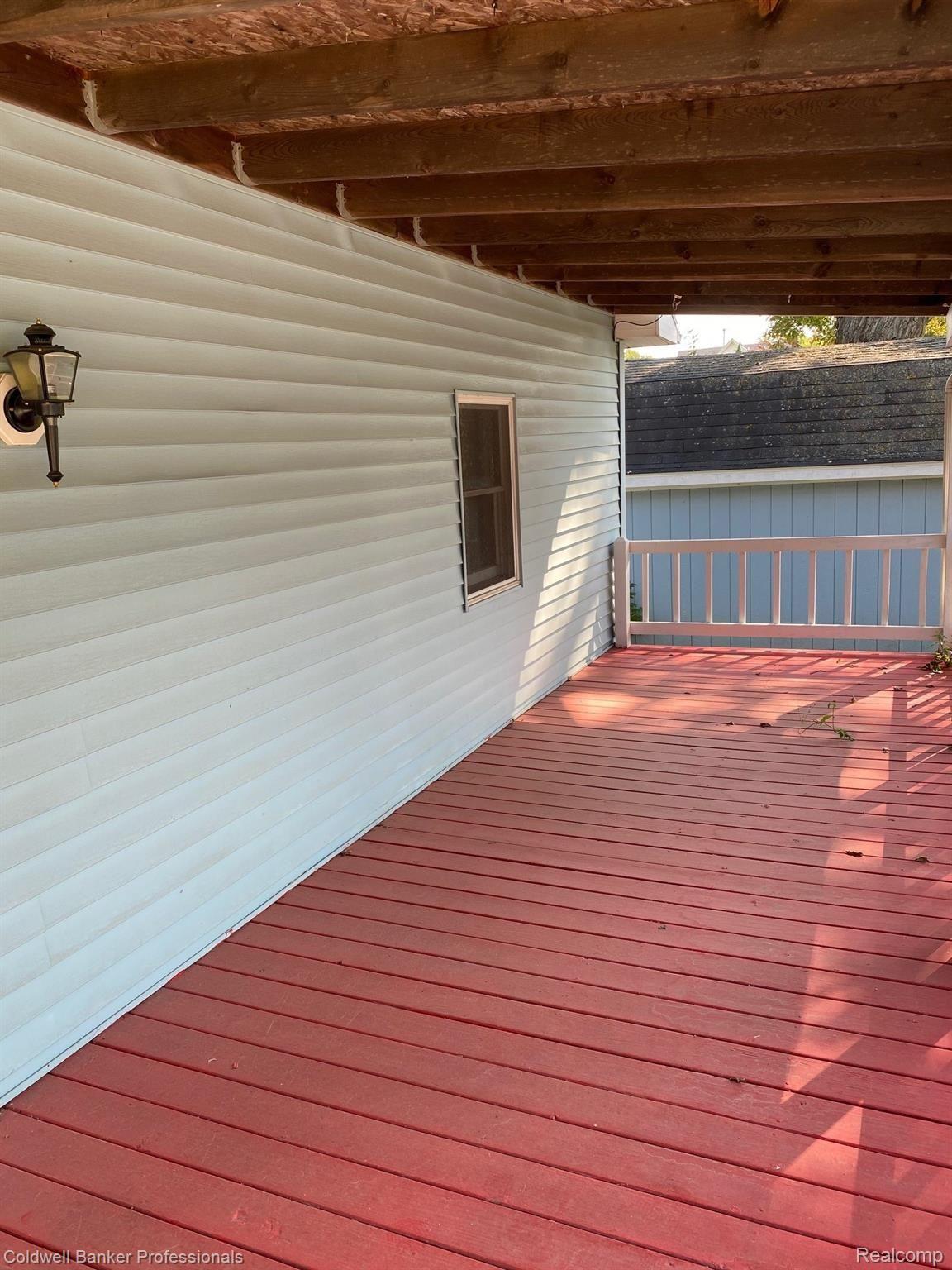 445 North Main Street Perry, MI 48872 - Photo 15 of 19 15 445 covered porch.jpg