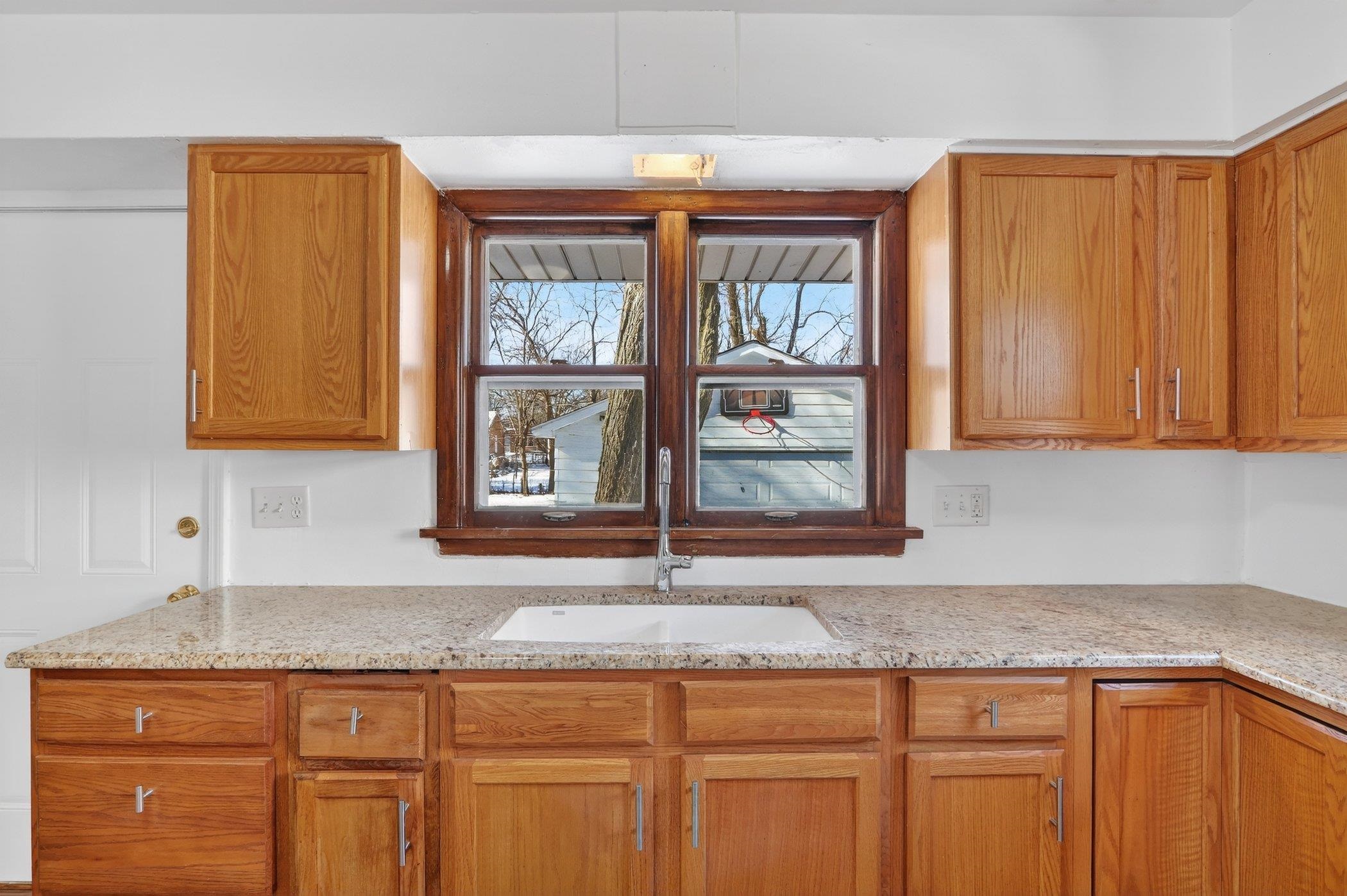 406 Bayliss Avenue Rockford, IL 61101 - Photo 9 of 29