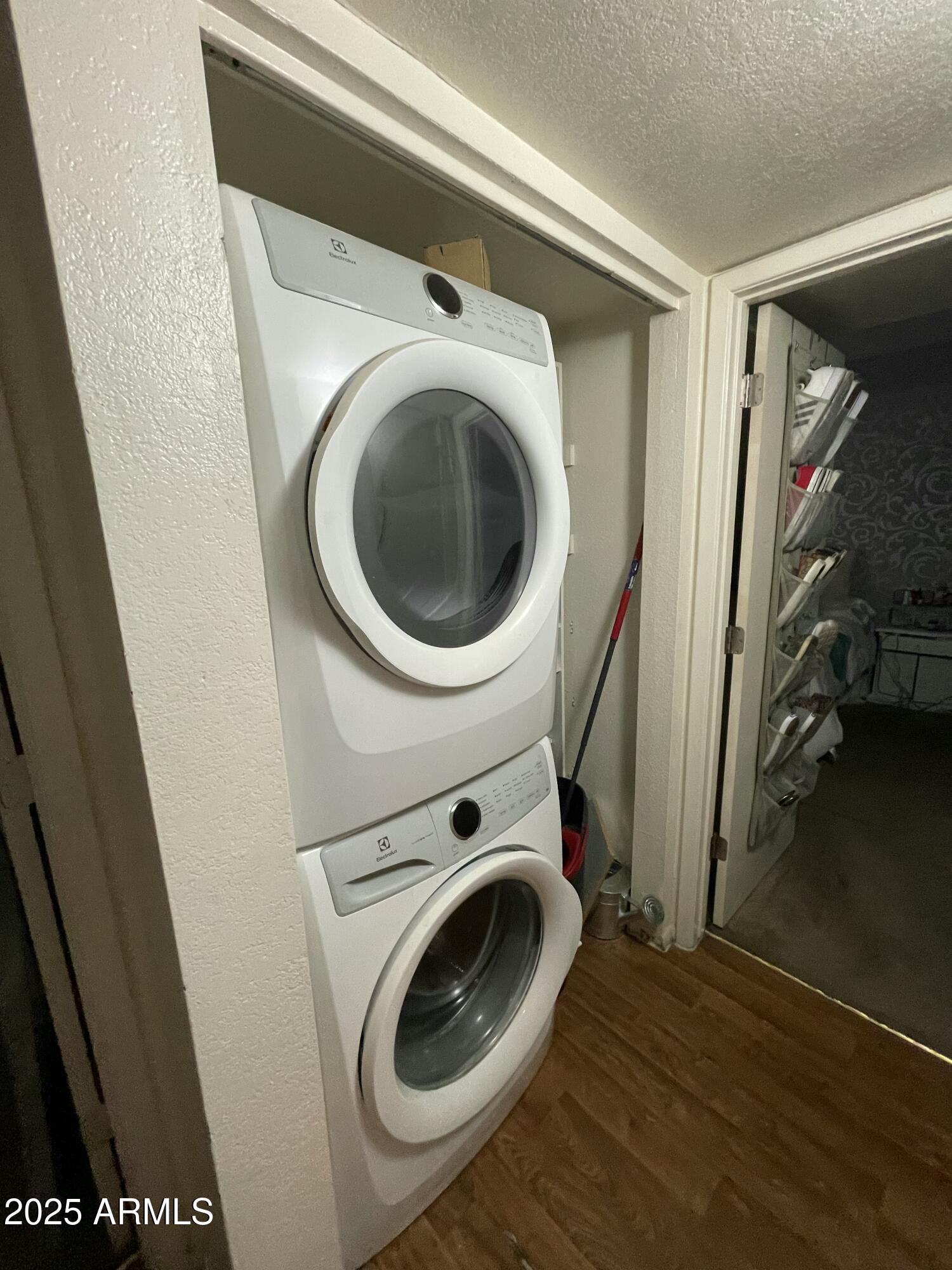 2813 East Monte Cristo Avenue Phoenix, AZ 85032 - Photo 19 of 26 a utility room with dryer and washer
