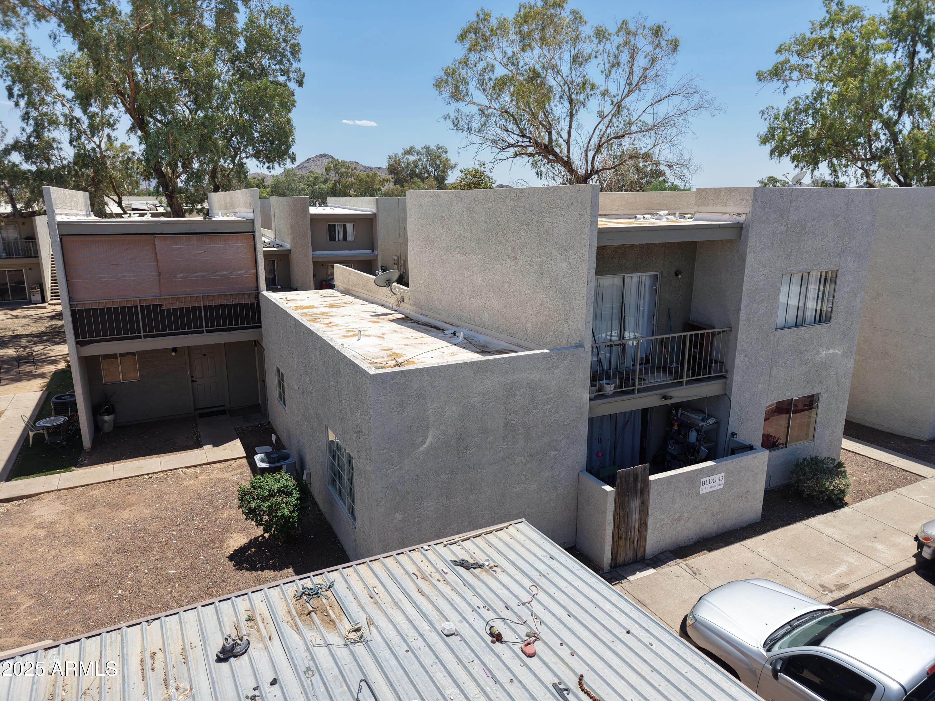 2813 East Monte Cristo Avenue Phoenix, AZ 85032 - Photo 5 of 26 a view of a terrace sink and seating space