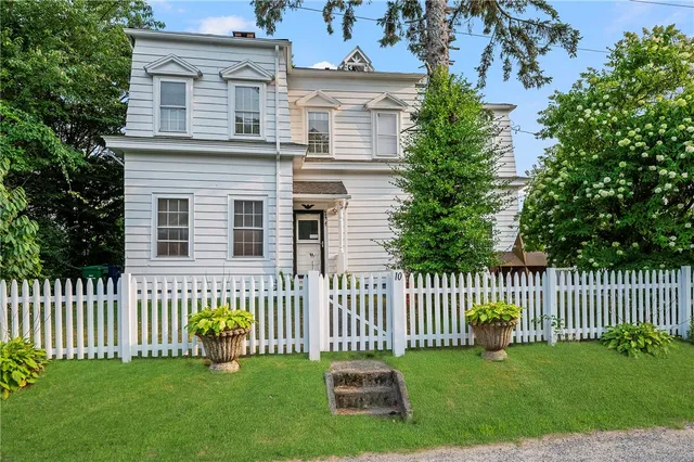 $975,000 | 10 Hendricks Street, South Kingstown, RI 02879