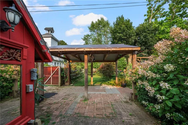 $975,000 | 10 Hendricks Street, South Kingstown, RI 02879