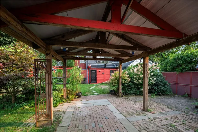 $975,000 | 10 Hendricks Street, South Kingstown, RI 02879