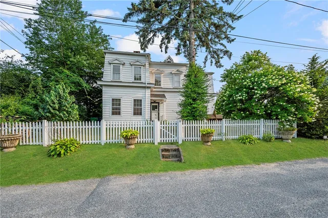 $975,000 | 10 Hendricks Street, South Kingstown, RI 02879