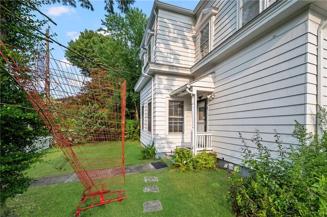 $975,000 | 10 Hendricks Street, South Kingstown, RI 02879