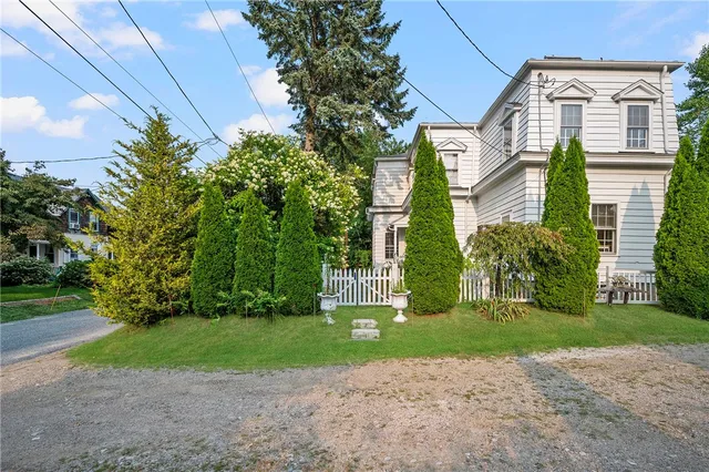 $975,000 | 10 Hendricks Street, South Kingstown, RI 02879
