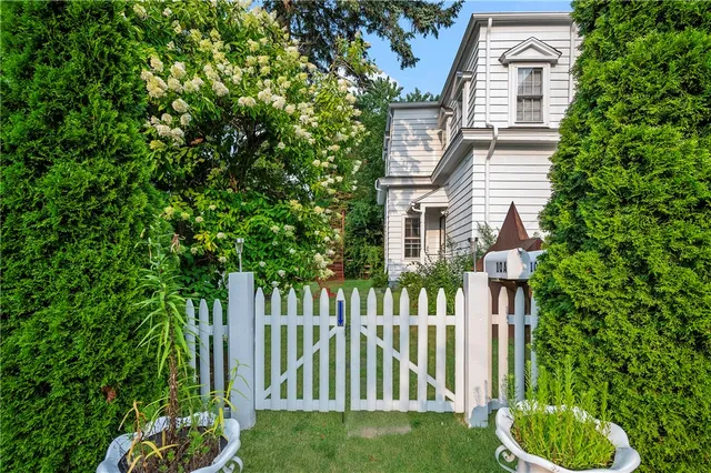 $975,000 | 10 Hendricks Street, South Kingstown, RI 02879