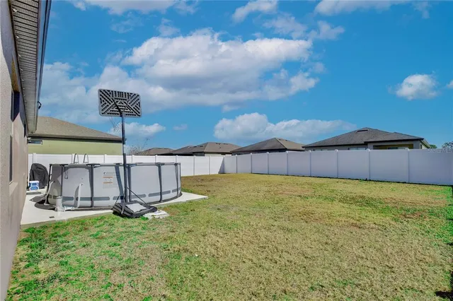 a view of a backyard