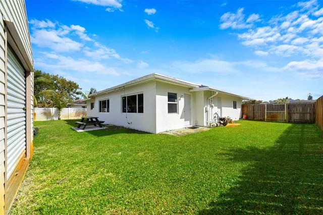 a view of a house with backyard