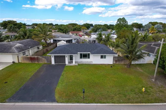 a view of a yard in front of the house