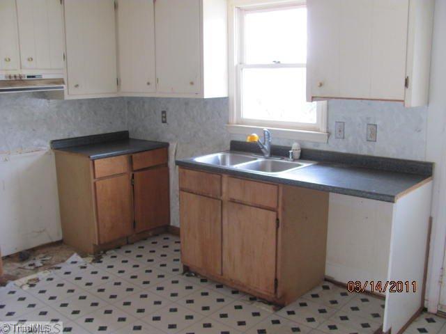 570 Simerson Road Lexington, NC 27295 - Photo 6 of 8 Kitchen.