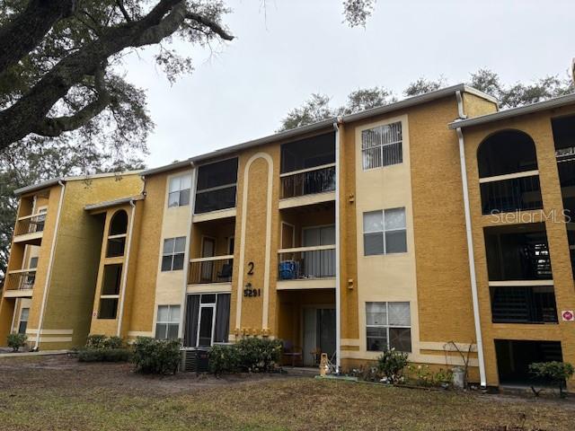 5291 Images Circle, Unit 308 Kissimmee, FL 34746 - Photo 1 of 1 a front view of a house with a yard