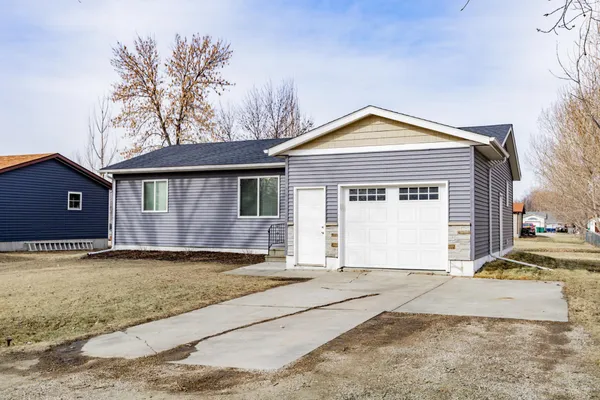 $285,000 | 505 4th Street East, Horace, ND 58047