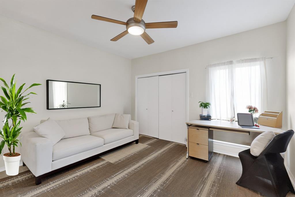 14277 Preston Road, Unit 923 Dallas, TX 75254 - Photo 19 of 39 a living room with furniture and a potted plant