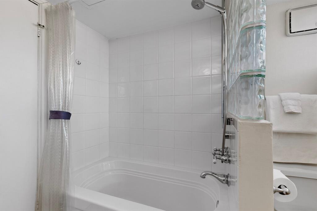 14277 Preston Road, Unit 923 Dallas, TX 75254 - Photo 33 of 39 a bathroom with a bathtub