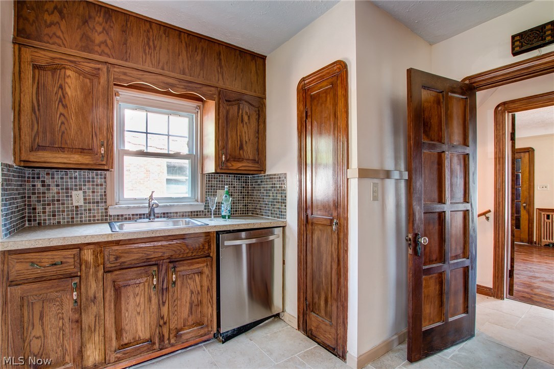 18115 Rosecliff Road Cleveland, OH 44119 - Photo 20 of 24 Updated tile all around!