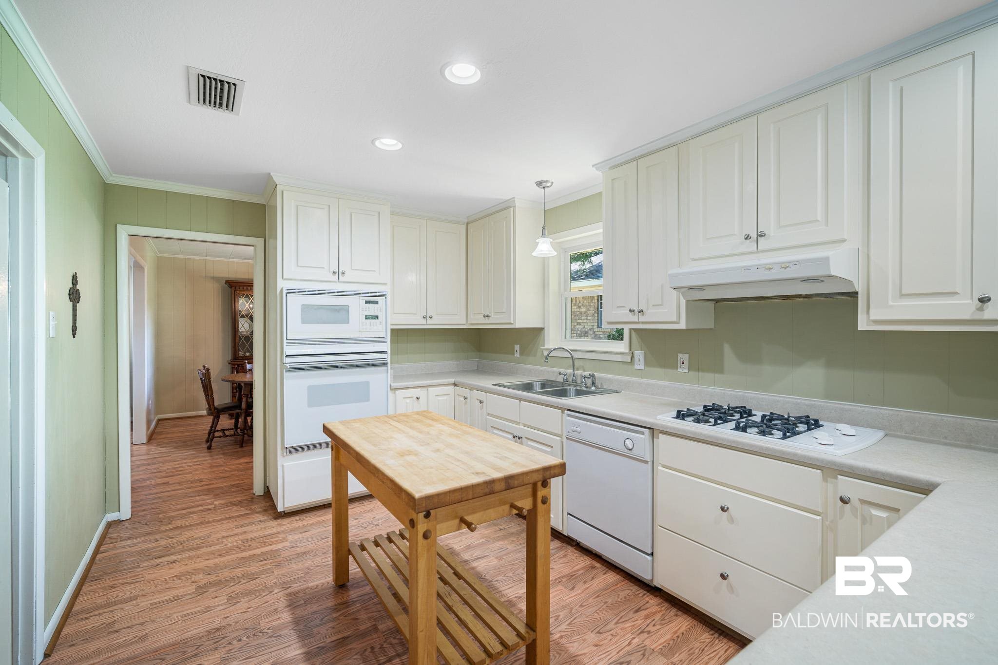 8 Signal Hill Road Daphne, AL 36527 - Photo 8 of 37 Kitchen