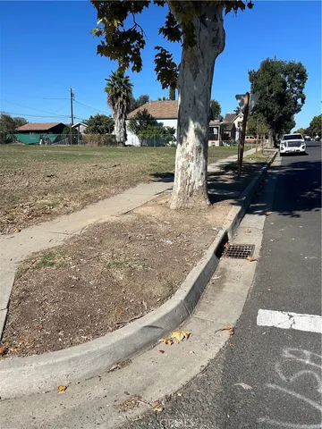 a view of a yard and cars park