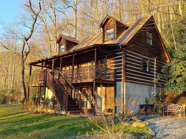 a view of a house with backyard
