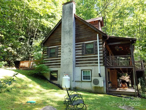 a view of a yard in front of house