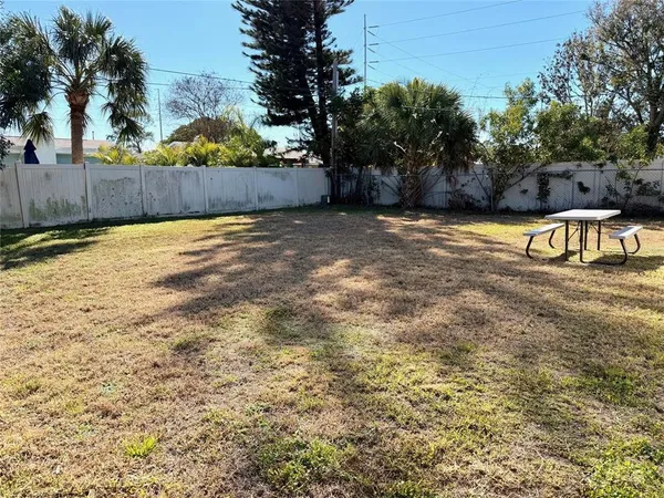 a view of a backyard