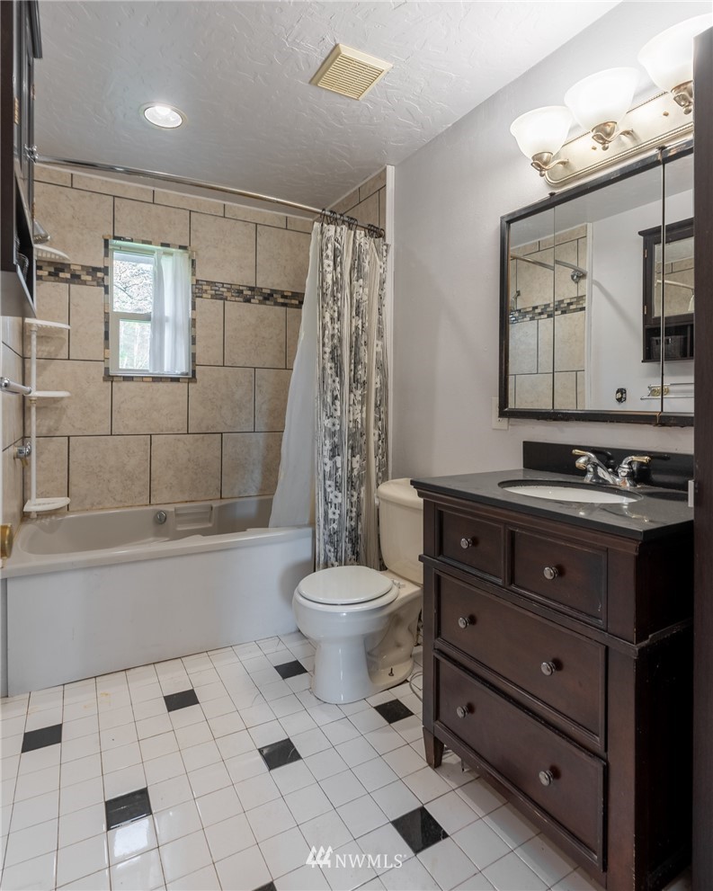 7370 Enterprise Road Ferndale, WA 98248 - Photo 10 of 25 a bathroom with a toilet a sink and bathtub